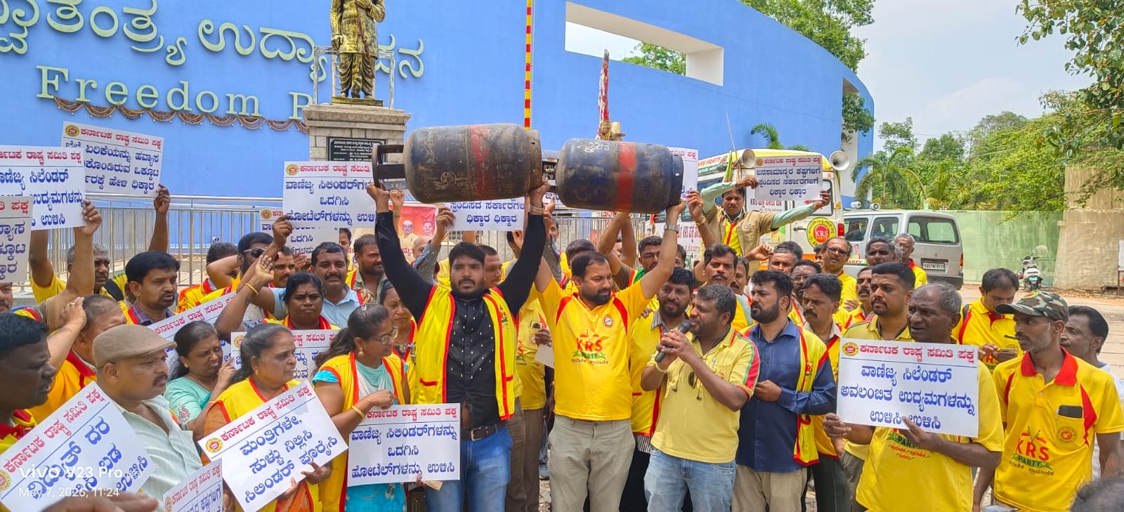 ಬೆಲೆ ಏರಿಕೆ ವಿರುದ್ಧ KRS ಪಕ್ಷದ ಪ್ರತಿಭಟನೆ: ಫ್ರೀಡಂ ಪಾರ್ಕ್‌ನಲ್ಲಿ ಆಕ್ರೋಶ.!