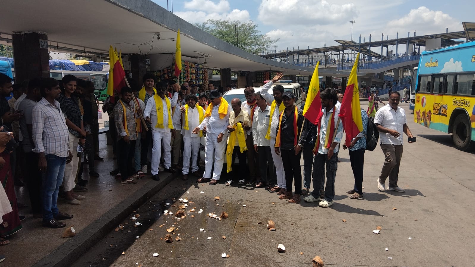 ವಾಟಾಳ್ ನಾಗರಾಜ್ ವಿನೂತನ ಪ್ರತಿಭಟನೆ..!